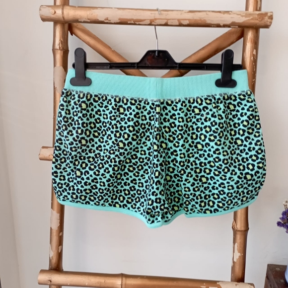 ✨FREE WITH PURCHASE✨ Animal Print Pyjama Shorts - Picture 16 of 17